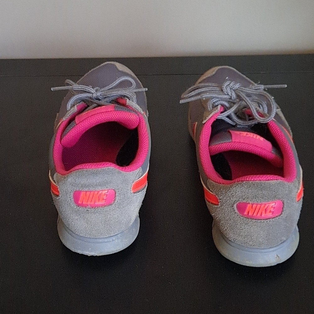 Retro Nikes - Picture 5 of 6